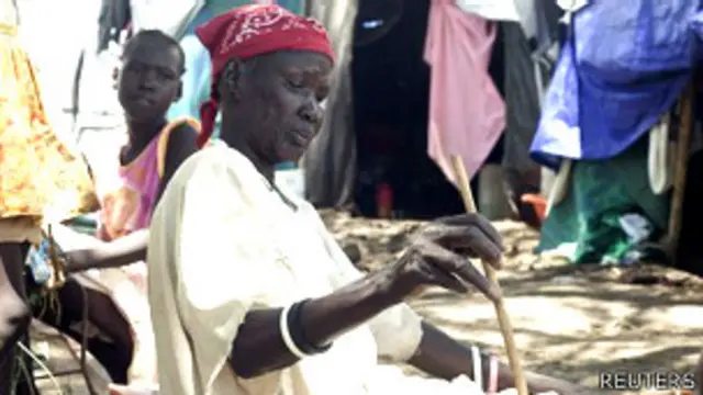 Una mujer cocina en un campamento de desplazados en Sudán del Sur