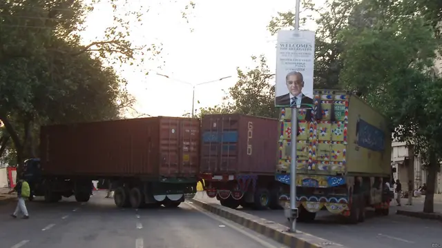 پاکستان عوامی تحریک کی لاہور میں ریلی ناصر باغ سے شروع ہوئی اور پنجاب اسمبلی پر اختتام پذیر ہوئی۔ اختتام پر ویڈیو لنک کے ذریعے پاکستان عوامی تحریک کے سربراہ طاہر القادری شرکا سے خطاب کر رہے ہیں۔