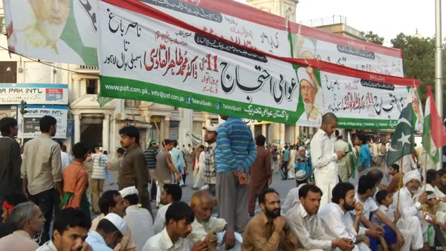 حکومتِ پنجاب نے شہر کی مختلف سڑکیں کنٹینر لگا کر بند کردیں۔ پاکستان مسلم لیگ قاف نے بھی اس احتجاجی مہم میں چھلانگ لگا دی ہے۔ انہوں نے تحریک انصاف اور پاکستان عوامی تحریک کے احتجاج کی حمایت کی ہے۔