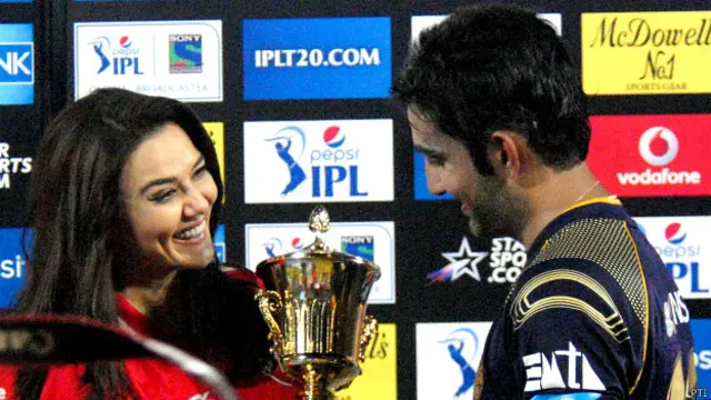 गौतम गंभीर मैन ऑफ़ द मैच का पुरस्कार लेते हुए