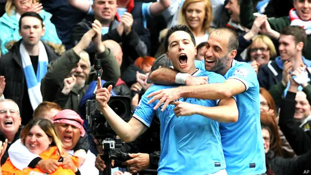 Samir Nasri celebra su gol junto a su compañero Pablo Zavaleta