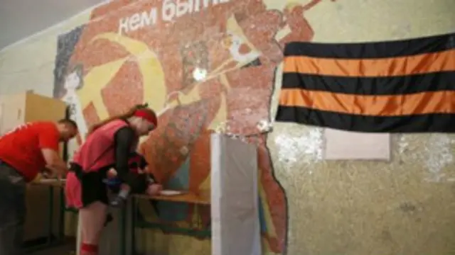 Phóng viên BBC tại chỗ cho biết đã có những hành động đe dọa đối với những ai không ủng hộ trưng cầu dân ý