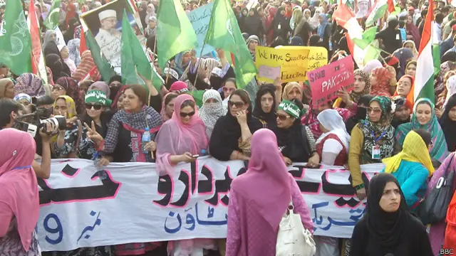 اس ریلی میں خواتین کی بھی ایک بڑی تعداد شریک تھیں جنہوں نے مختلف رنگوں کے ابایا برقعے اور سکارف پہن رکھے تھے