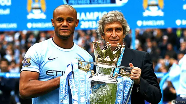 El capitán del Manchester City Vincent Kompany junto al entrenador Manuel Pellegrini.