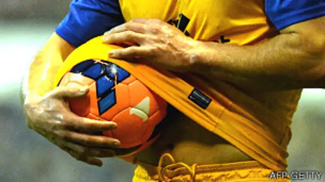 Jugador de fútbol secando la pelota