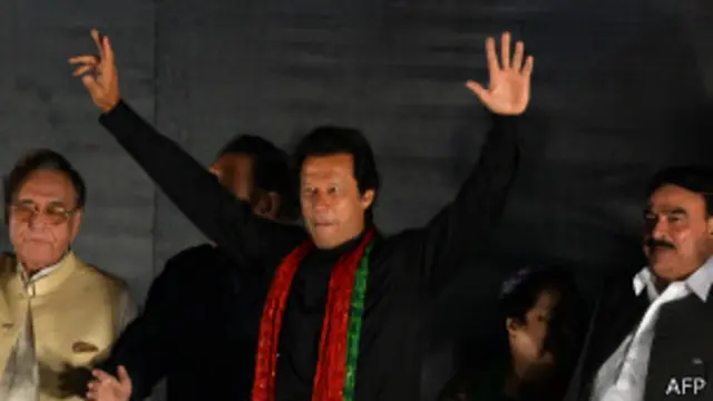 پاکستان میں انتخابات کے ایک سال مکمل ہونے پر پاکستان تحریک انصاف کی جانب سے اسلام آباد میں احتجاجی جلسے سے خطاب کرتے ہوئے عمران خان نے نئے الیکشن کمیشن کی تشکیل کا مطالبہ کیا ہے