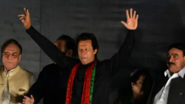 بعض ماہرین کہتے ہیں کہ عمران خان خود مسلسل توجہ کا مرکزبننا چاہتے ہیں
