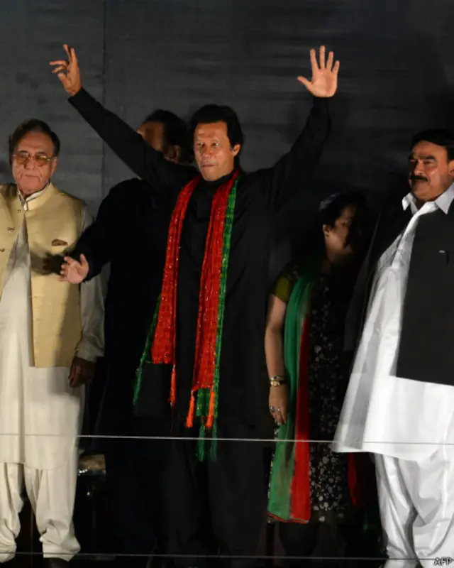 عمران خان کے خطاب سے پہلے تحریکِ انصاف کے سینئر رہنما شاہ محمود قریشی نے بھی تقریر کی۔ دیگر مقررین میں شیخ رشید بھی شامل تھے۔