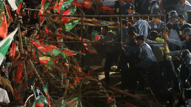 اسلام آباد کے ریڈ زون کے ساتھ واقع ڈی چوک کی جانب جانے والے تمام راستے کنٹینر لگا کر اور ٹرک کھڑے کر کے بلاک کر دیے گئے اور جلسہ گاہ تک جانے کے لیے جناح ایونیو ہی واحد راستہ تھا۔ 