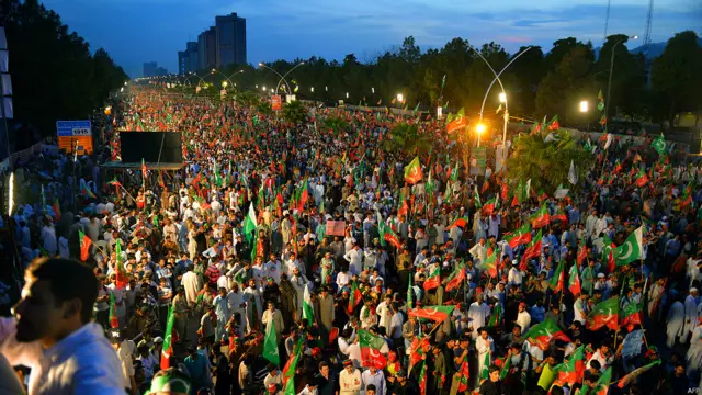 شام ڈھلتے ہی اسلام آباد کے ڈی چوک میں تحریکِ انصاف کے جلسے کے شرکا کی آمد شروع ہوگئی تھی۔