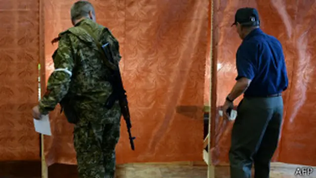 En numerosos centros votaron uniformados armados.