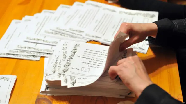 روس کے حامی علیحدگی پسندوں نے کئی مشرقی شہروں میں سرکاری دفاتر پر قبضہ کر رکھا ہے اور وہاں وہ یوکرین کی فوج سے زبردست معرکہ آرائی میں مشغول ہیں۔