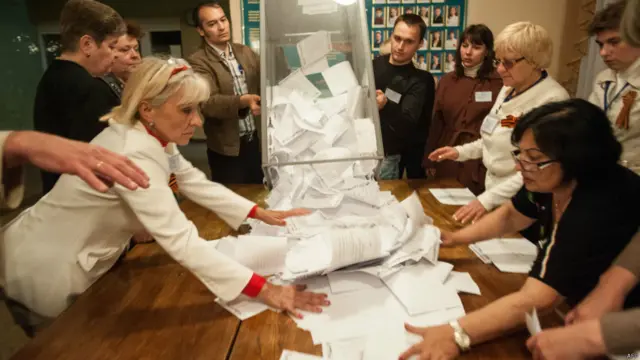 وہانسک اور دونیتسک سے بی بی سی کے نامہ نگاروں کا کہنا ہے کہ پولنگ سٹیشنوں پر افراتفری کا عالم تھا اور کئی مقامات پر نہ تو ووٹر فہرستیں تھیں