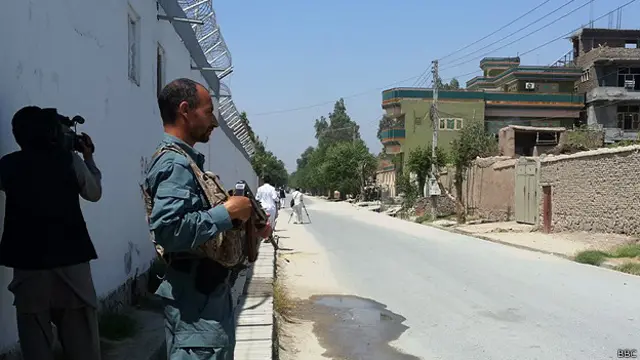 اداره عدلیه در پایان این خیابان واقع است. خبرنگاران از جریان درگیری در آنجا گزارش تهیه می کنند