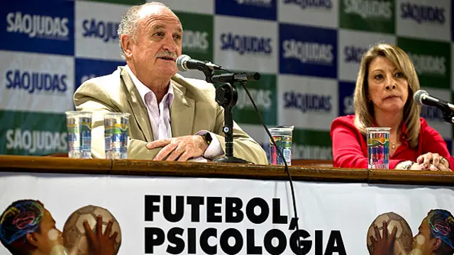 Felipe Scolari, técnico de Brasil, junto a la psicóloga de la selección, Regina Brandao