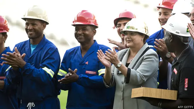 Dilma Rousseff junto a obreros en el estadio Arena Corinthians de Sao Paulo