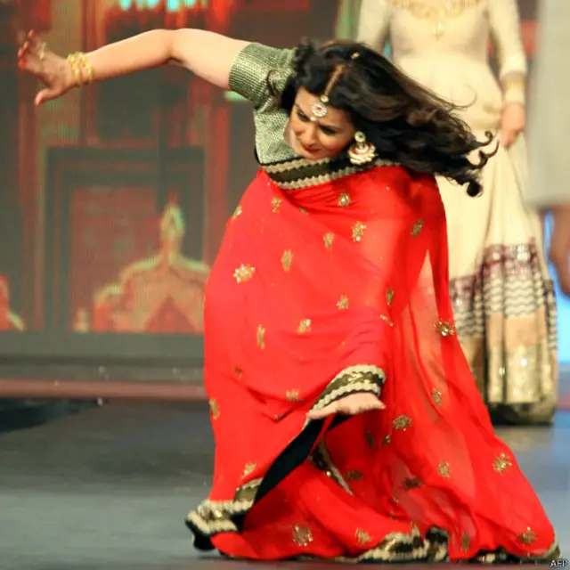 اس فیشن شو میں اپنے زمانے کی معروف اداکارہ پونم ڈھلوں نے بھی ریمپ پر واک کیا لیکن اچانک وہ اپنا توازن کھو بیٹھیں۔