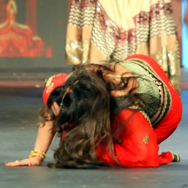 پونم ڈھلوں توازن بگڑنے کی وجہ سے سٹیج پر گر گئیں۔