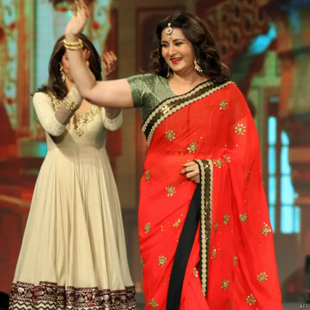 گرنے کے فورا بعد پونم نے اپنے آپ کو سنبھالا اور اٹھ کھڑی ہوئیں اور شائقین کو سلام کیا۔