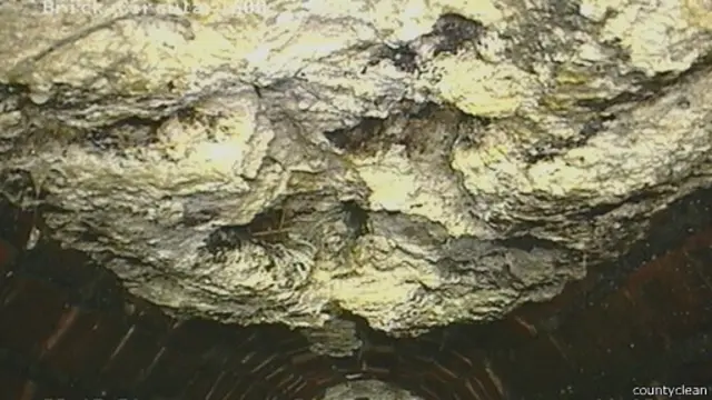 2013年八月，泰晤士自来水公司在伦敦市中心的下水道里，挖出一个有双层巴士大小的“肥球巨无霸”。