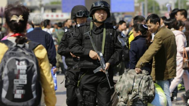 北京火車站外巡邏的持槍警察（7/5/2014）