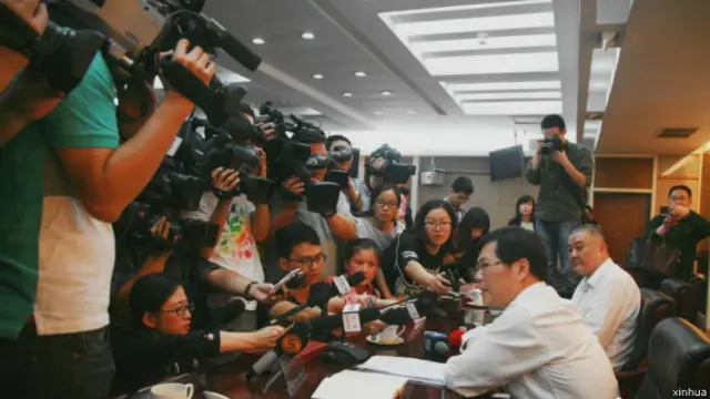 杭州副市长徐立毅还表示，未经过法定程序和取得群众支持，九峰垃圾焚烧发电项目绝不会开工。