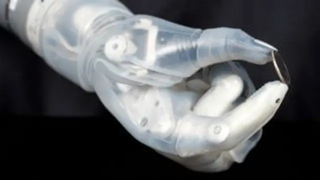 ڈیکا ہاتھ کو بناتے وقت اس بات پر خصوصی توجہ دی گئی کہ یہ قدرتی ہاتھ جیسا نظر آئے: ڈارپا