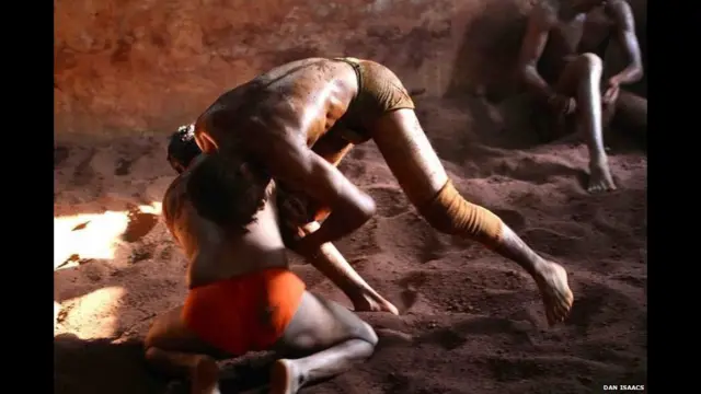 O kushti tem sido uma parte importante da vida esportiva da Índia há cercaroleta como ganhar dinheiro3.000 anos. O correspondente da BBC Dan Isaacs visitou um ginásio onde se pratica essa lutaroleta como ganhar dinheiroum bairro operárioroleta como ganhar dinheiroMumbai.