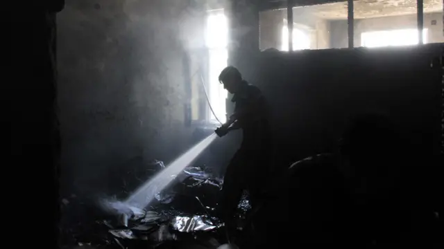 د رپوټونو له مخې د ودانۍ په دویم پوړ کې ځینې مهم اسناد هم سوزېدلي دي.