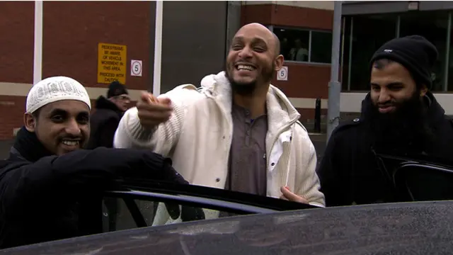 Manchester hapishanesinden çıkan Mikaeel İbrahim'i, Mizanur Rahman ve Abdül Muhid karşıladı.