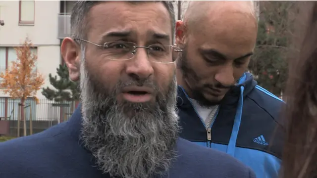 İbrahim daha sonra bir protesto gösterisinde Anjem Choudary'nin koruması olarak göründü.