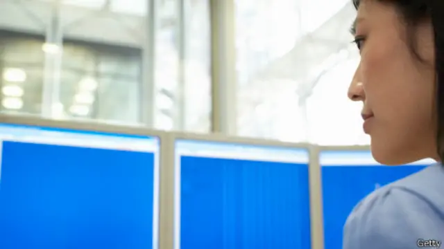 电脑前工作的学生