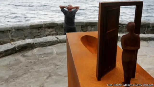 رویای آگاهانه را به بیداری کاذب هم تعبیر کرده‌اند. رویای آگاهانه بین خواب و بیداری هم ممکن است تجربه شود.