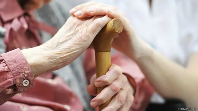 Manos de persona mayor