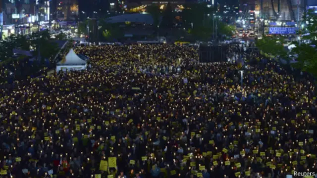 Upacara mengenang korban feri Sewol