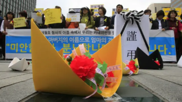 Upacara mengenang korban feri Sewol