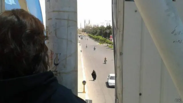 بدأت النساء في إيران التعبير عن غضبهن من فرض الحجاب من خلال مواقع التواصل الاجتماعي.