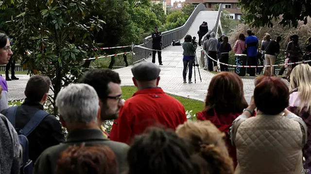 घटना के बाद जांच-पड़ताल में जुटी पुलिस और वहां जमा लोग