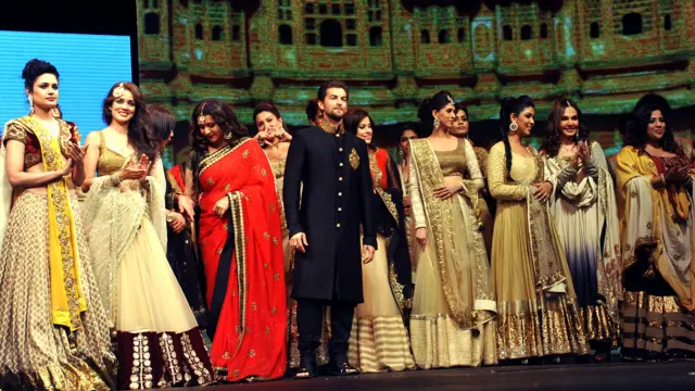 مبئی میں کینسر کے بارے میں بیداری پیدا کرنے اور کینسر کے شکار لوگوں کی امداد کے لیے منعقدo ایک فیشن شو میں اداکار نیل نتن مکیش اور پونم ڈھلوں ديگر ماڈلز کے ساتھ۔