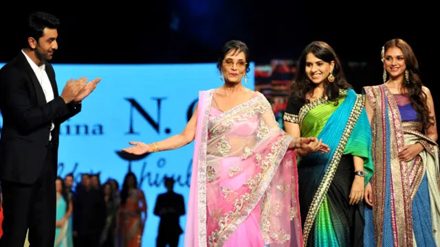 اسی فیشن شو میں 50 اور 60 کی دہائی کی مشہور اداکارہ سادھنا بھی موجود تھیں۔ سادھنا ایک عرصے سے عوامی تقریبات سے دور رہی ہیں۔ یہاں ان کے ساتھ رنبیر کپور بھی نظر آ رہے ہیں۔