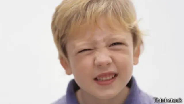 Niño con los ojos entrecerrados