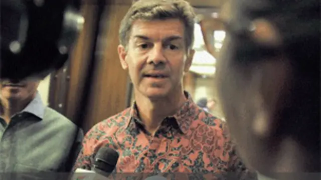 雅加达国际学校校长4月24日向记者介绍性侵学童案