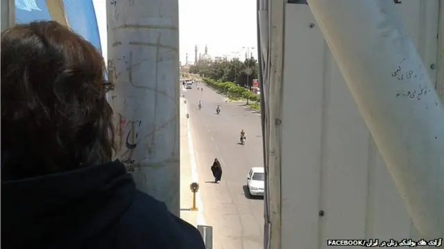Mujer mirando la calle