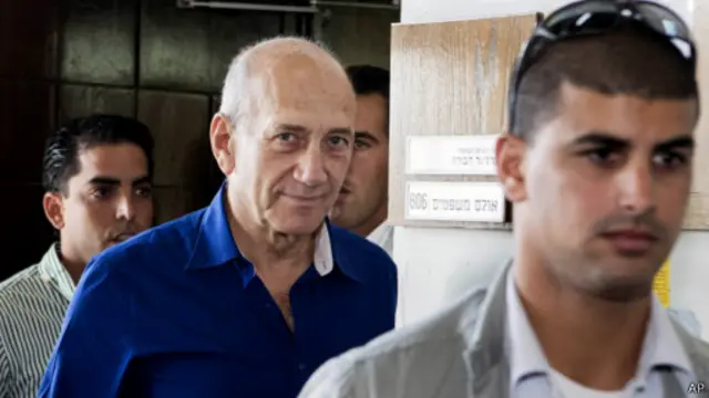 اهود المرت هنگام خروج از دادگاهی در تل‌آویو پس از محکوم شدن به شش سال زندان