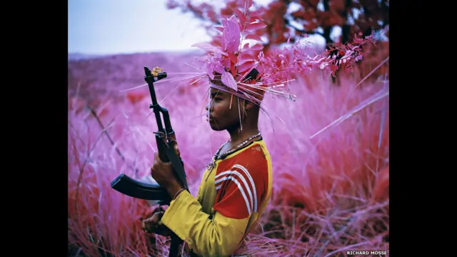 تعكس صور ريتشارد موس حال أمة في زمن النزاع المسلح، وتشمل المناظر الطبيعية وجماعات المترمدين في خضم الحرب ومعاناتها.