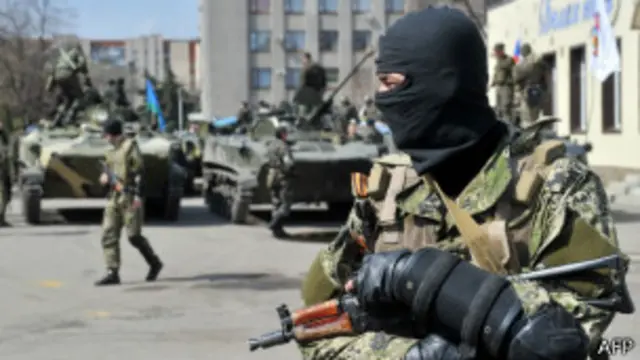 Вооруженный человек в маске у здания горсовета в Славянске, Донецкая область, 16 апреля 2014 г.