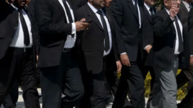 اطلاعات کے مطابق وکیل اپنے ساتھی کی گرفتاری کے خلاف مظاہرہ کر رہے تھے