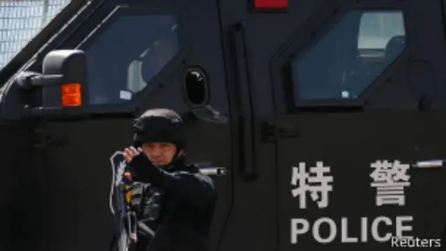 烏魯木齊火車站外的特警