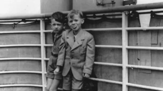 Gerald Granston (derecha) en la cubierta del St Louis.