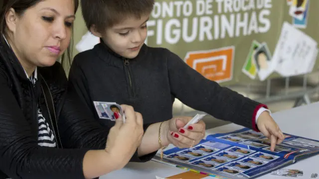 Ponto de troca de figurinhas em São Paulo (AP)